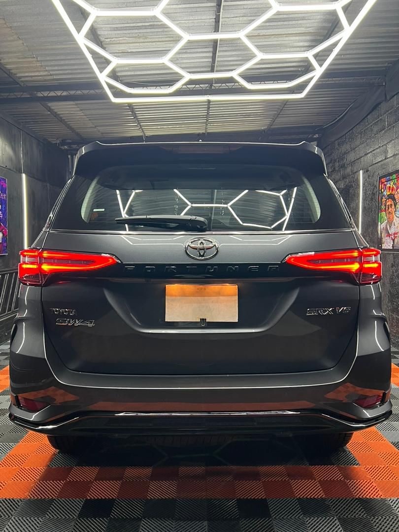 Toyota Fortuner SW4 1700 Gris Caracas