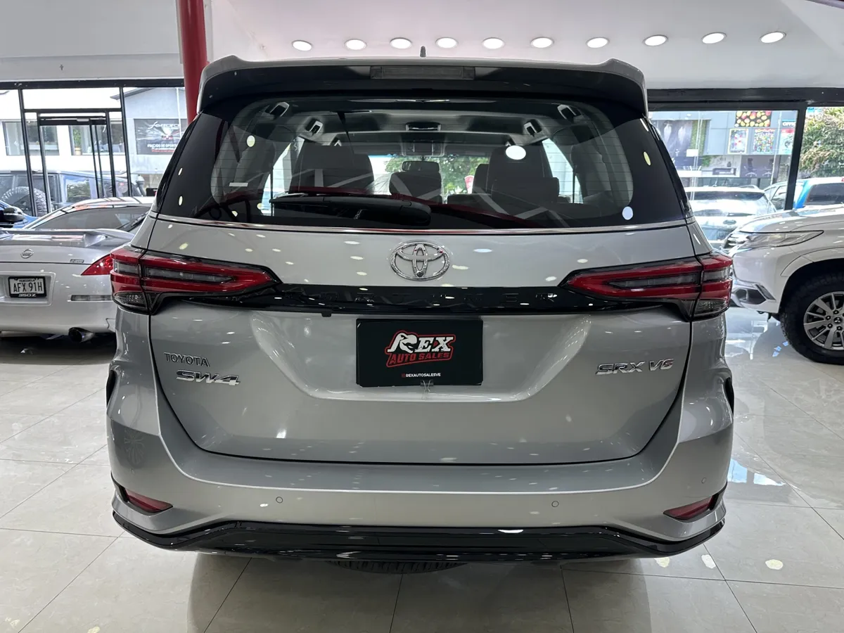 Toyota Fortuner SW4 SRX 2025 Plateado Caracas