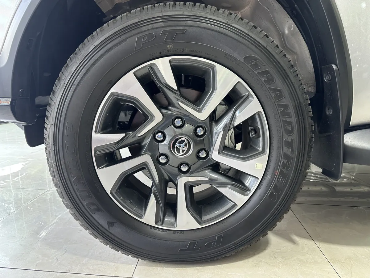 Toyota Fortuner SW4 SRX 2025 plata12