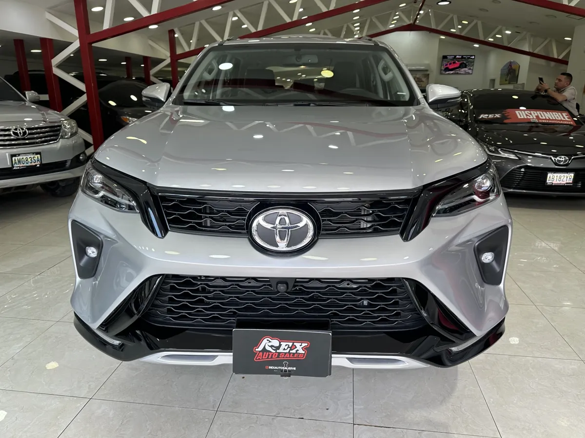 Toyota Fortuner SW4 SRX 2025 Plateado Caracas