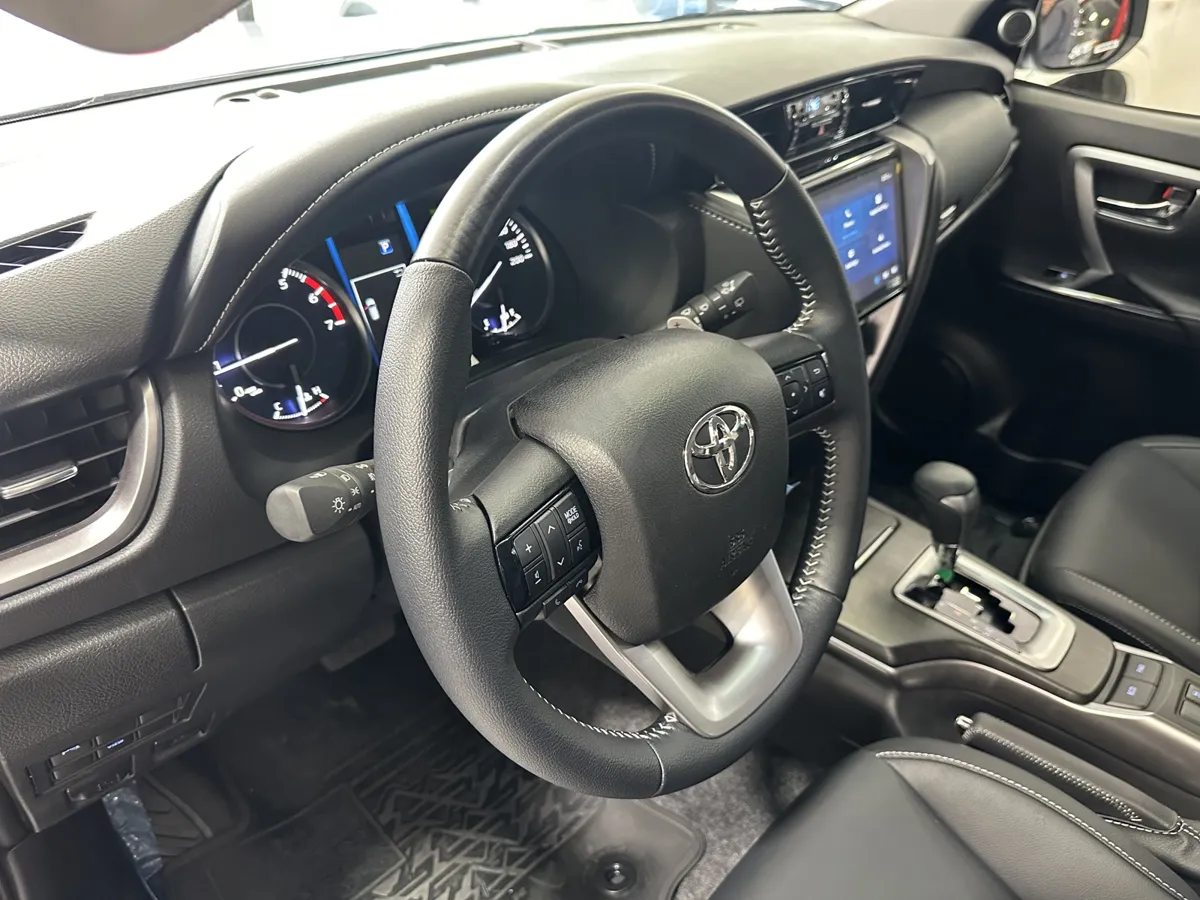 Toyota Fortuner SW4 SRX 2025 plata4