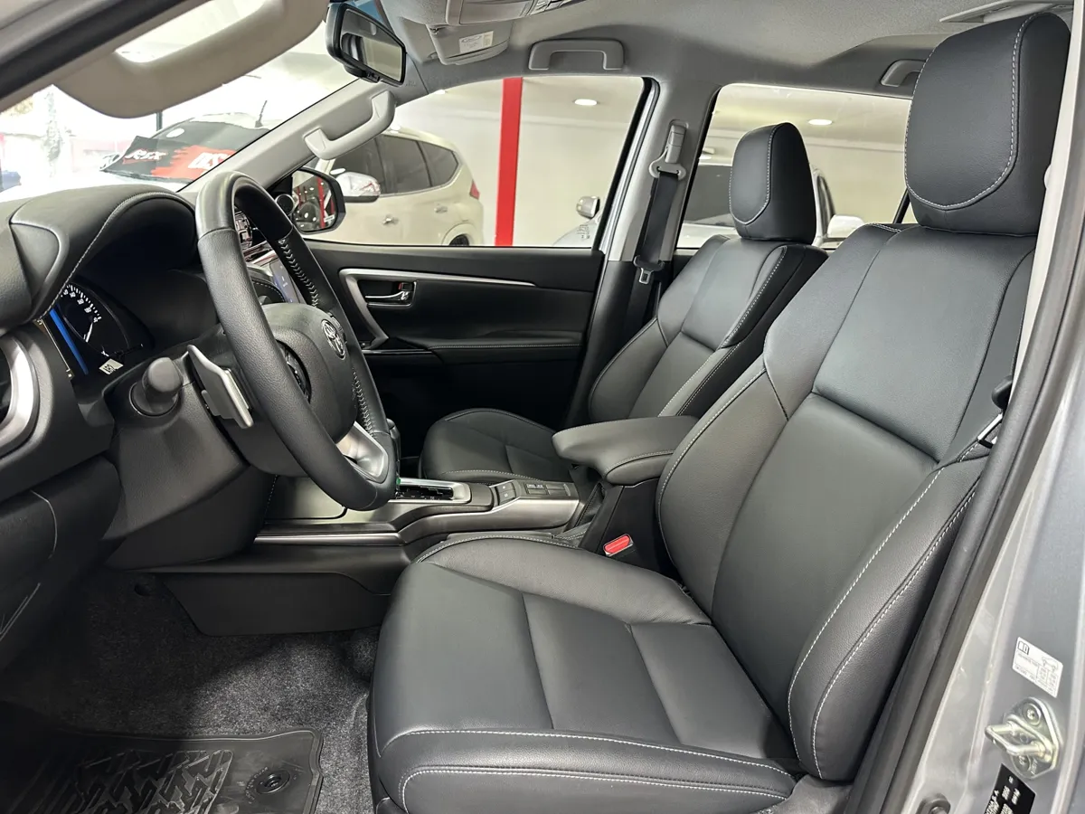 Toyota Fortuner SW4 SRX 2025 plata6