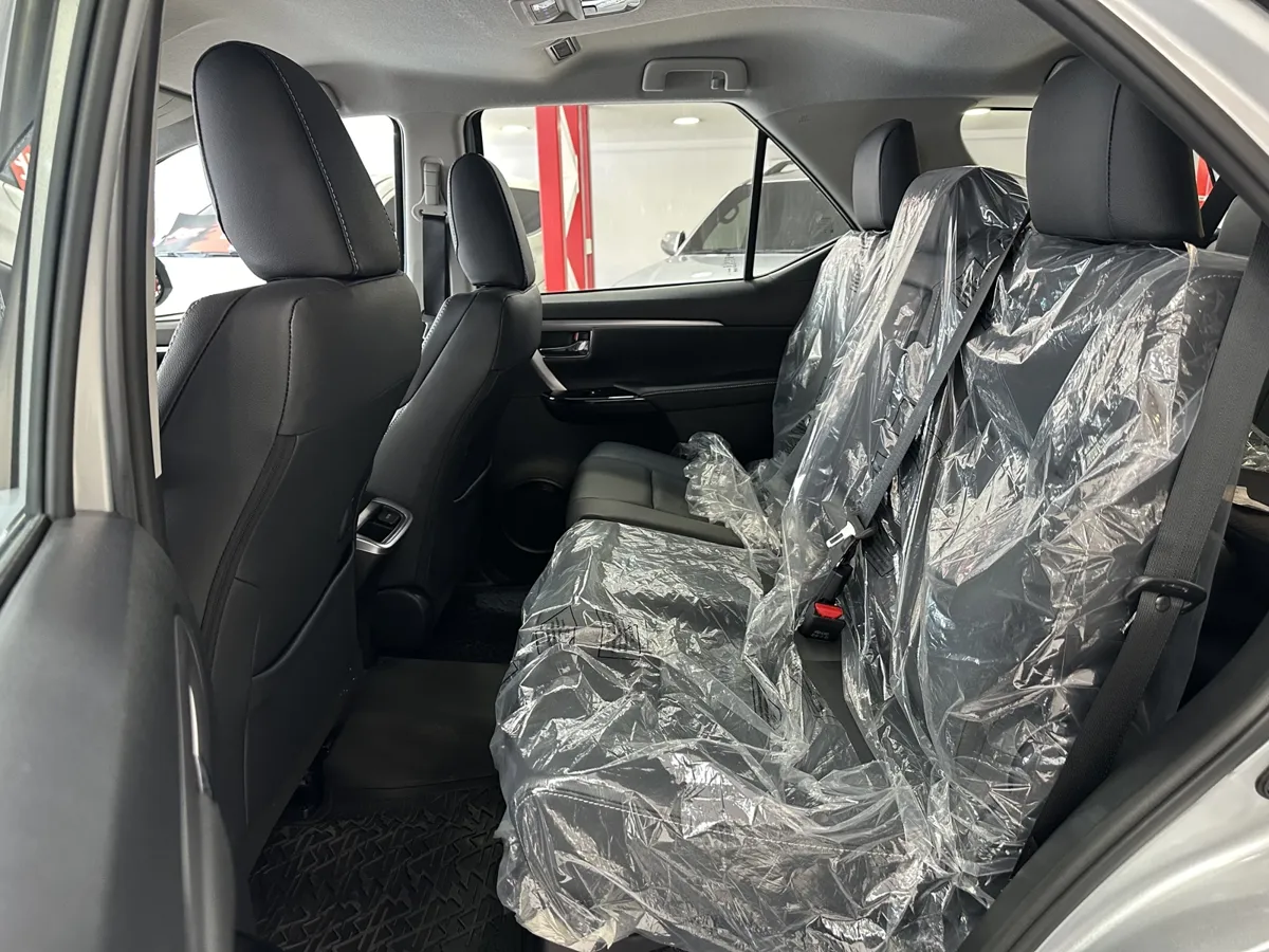 Toyota Fortuner SW4 SRX 2025 plata7