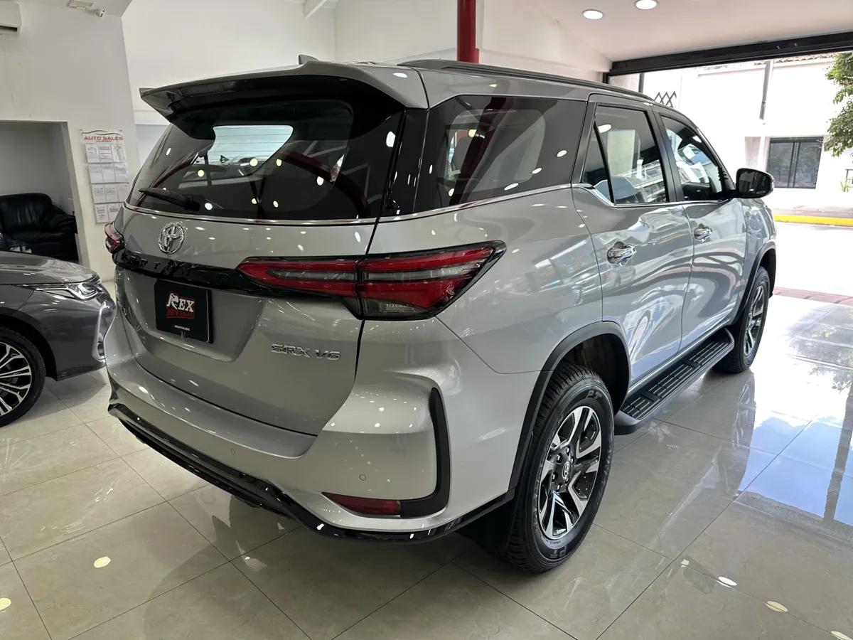 Toyota Fortuner SW4 SRX 2025 Plateado Caracas