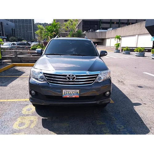 Toyota Fortuner SR 2015 Gris Caracas