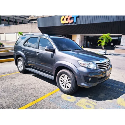 Toyota Fortuner SR 2015 Gris Caracas