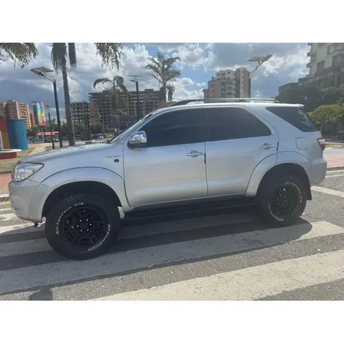 Toyota Fortuner SR 2011 Plateado Barquisimeto