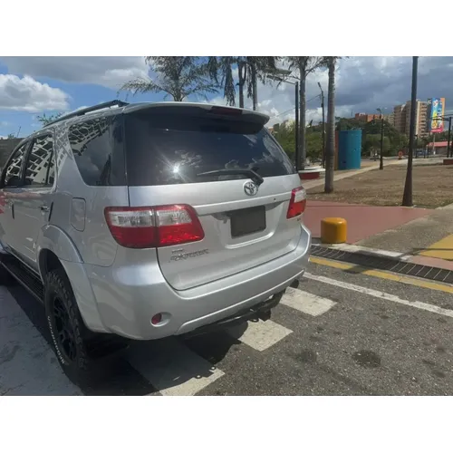 Toyota Fortuner SR 2011 Plateado Barquisimeto