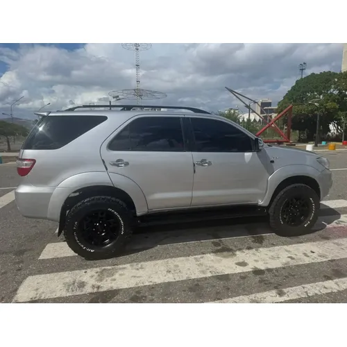 Toyota Fortuner SR 2011 Plateado Barquisimeto
