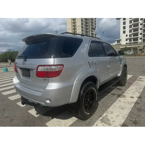 Toyota Fortuner SR 2011 Plateado Barquisimeto