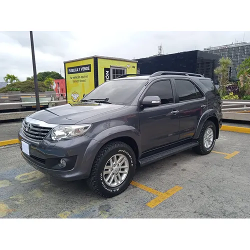 Toyota Fortuner SR 2012 Gris Caracas