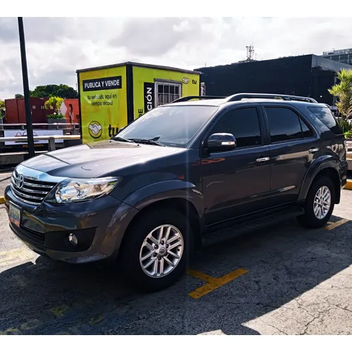 Toyota Fortuner SR 2015 Gris Caracas
