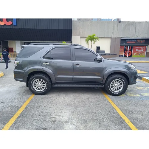 Toyota Fortuner SR 2012 Gris Caracas