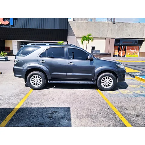 Toyota Fortuner SR 2015 Gris Caracas