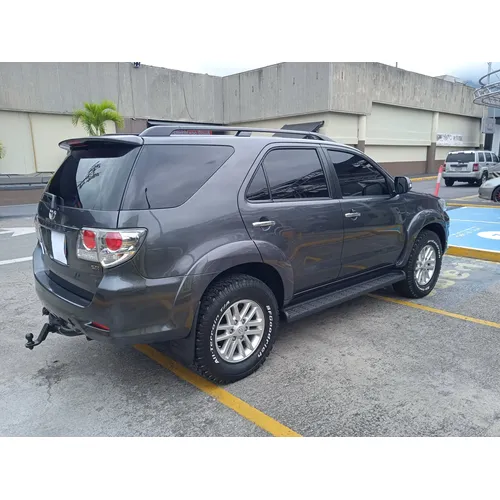 Toyota Fortuner SR 2012 Gris Caracas