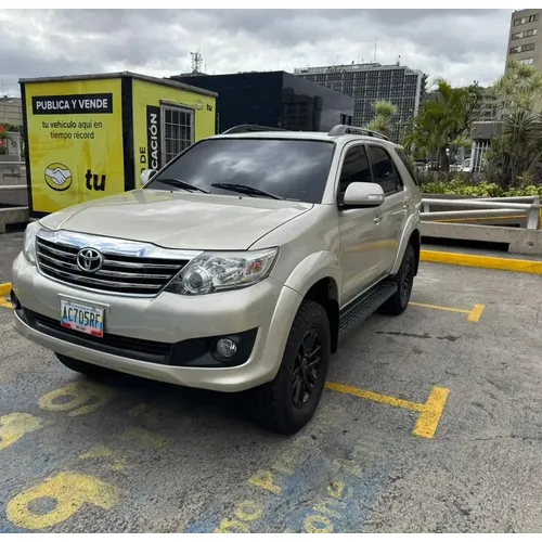 Toyota Fortuner SR 2014 Beige Caracas
