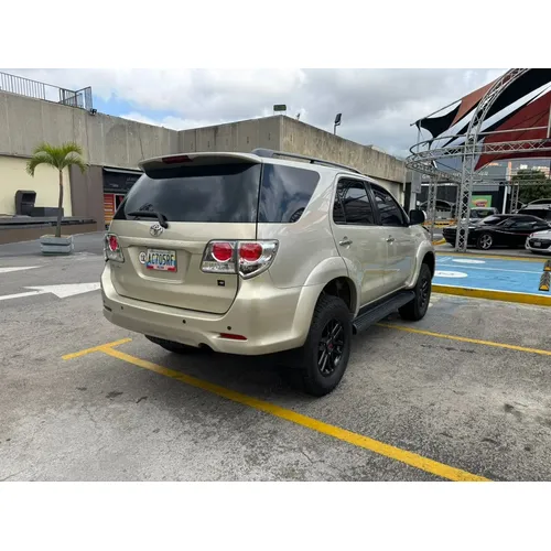 Toyota Fortuner SR 2014 Beige Caracas