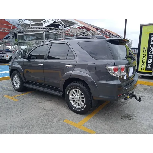 Toyota Fortuner SR 2012 Gris Caracas