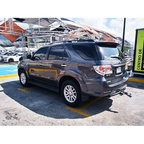 Toyota Fortuner SR 2015 Gris Caracas