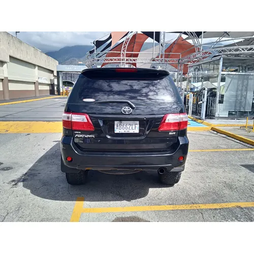 Toyota Fortuner SR 2011 Negro Caracas