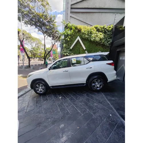 Toyota Fortuner SR5 2025 Blanco Caracas
