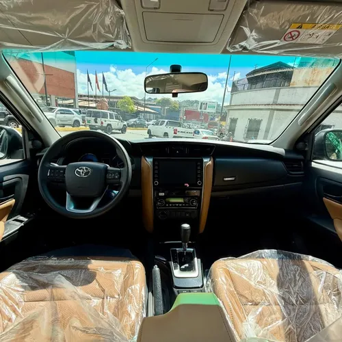 Toyota Fortuner SR5 2025 Blanco Caracas