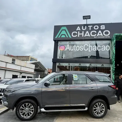 Toyota Fortuner SR5 2025 Gris Caracas