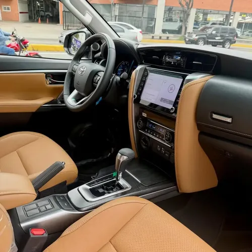 Toyota Fortuner SR5 2025 Gris Caracas