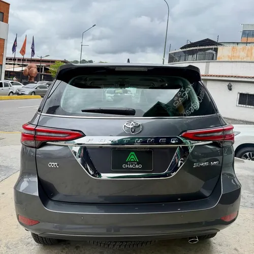 Toyota Fortuner SR5 2025 Gris Caracas