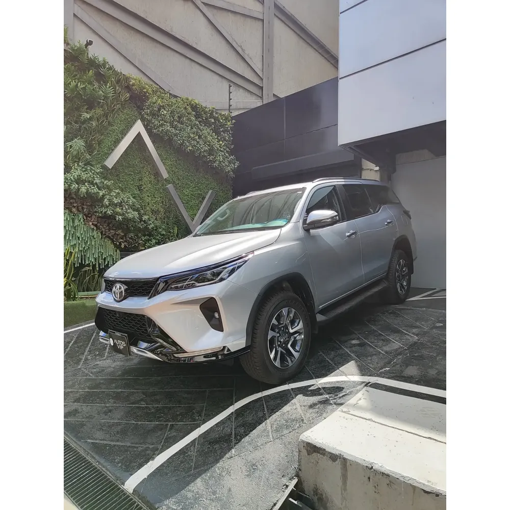 Toyota Fortuner SR5 2025 Gris Caracas
