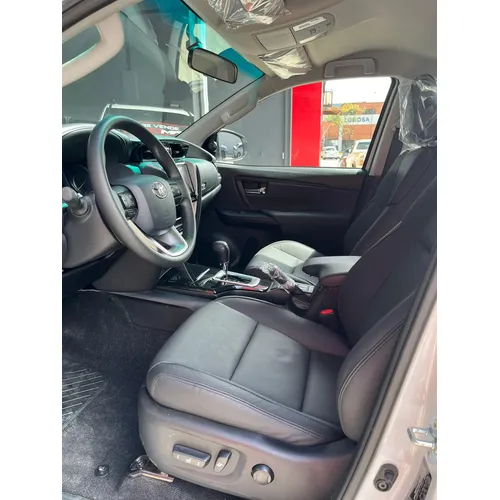 Toyota Fortuner SR5 2025 Blanco Caracas
