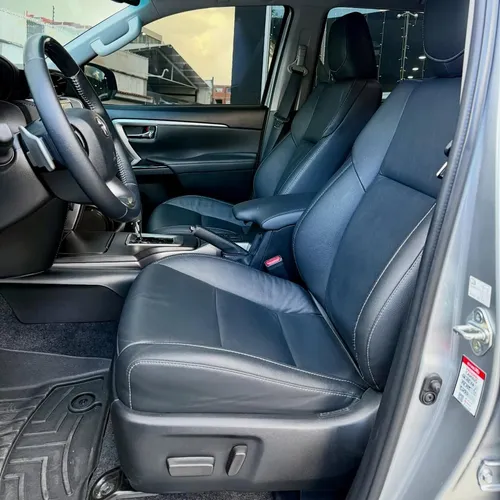 Toyota Fortuner SW4 SRX 2024 Plateado Caracas