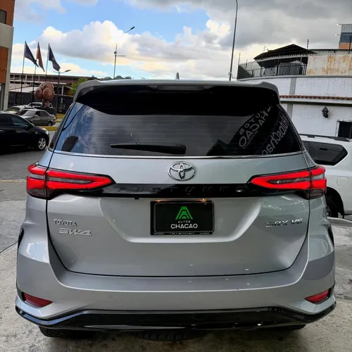 Toyota Fortuner SW4 SRX 2024 Plateado Caracas