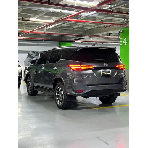 Toyota Fortuner 2025 Gris Caracas