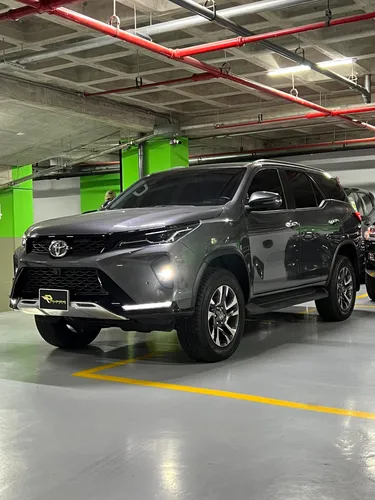 Toyota Fortuner 2025 Gris Caracas