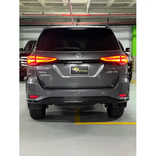 Toyota Fortuner SW4 2025 Gris Caracas