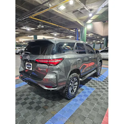 Toyota Fortuner SW4 SRX 2025 Gris Caracas
