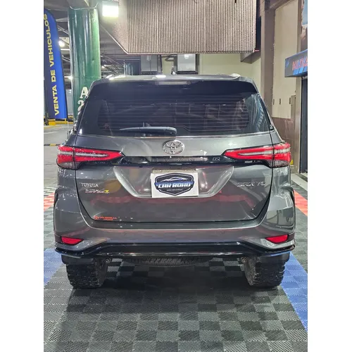 Toyota Fortuner SW4 SRX 2025 Gris Caracas