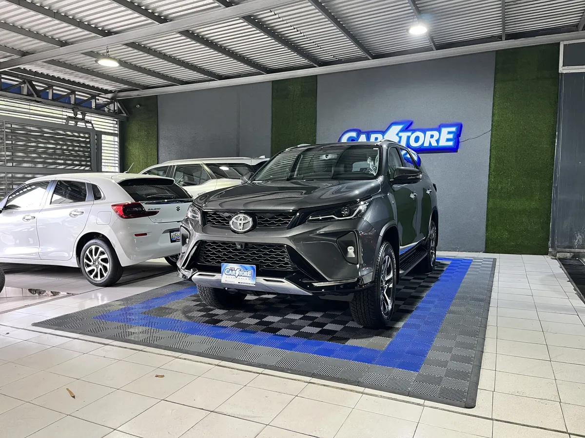 Toyota Fortuner SW4 SRX 2025 Gris Caracas