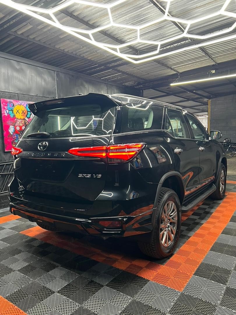 Toyota Fortuner VX.R SR5 2025 negro12