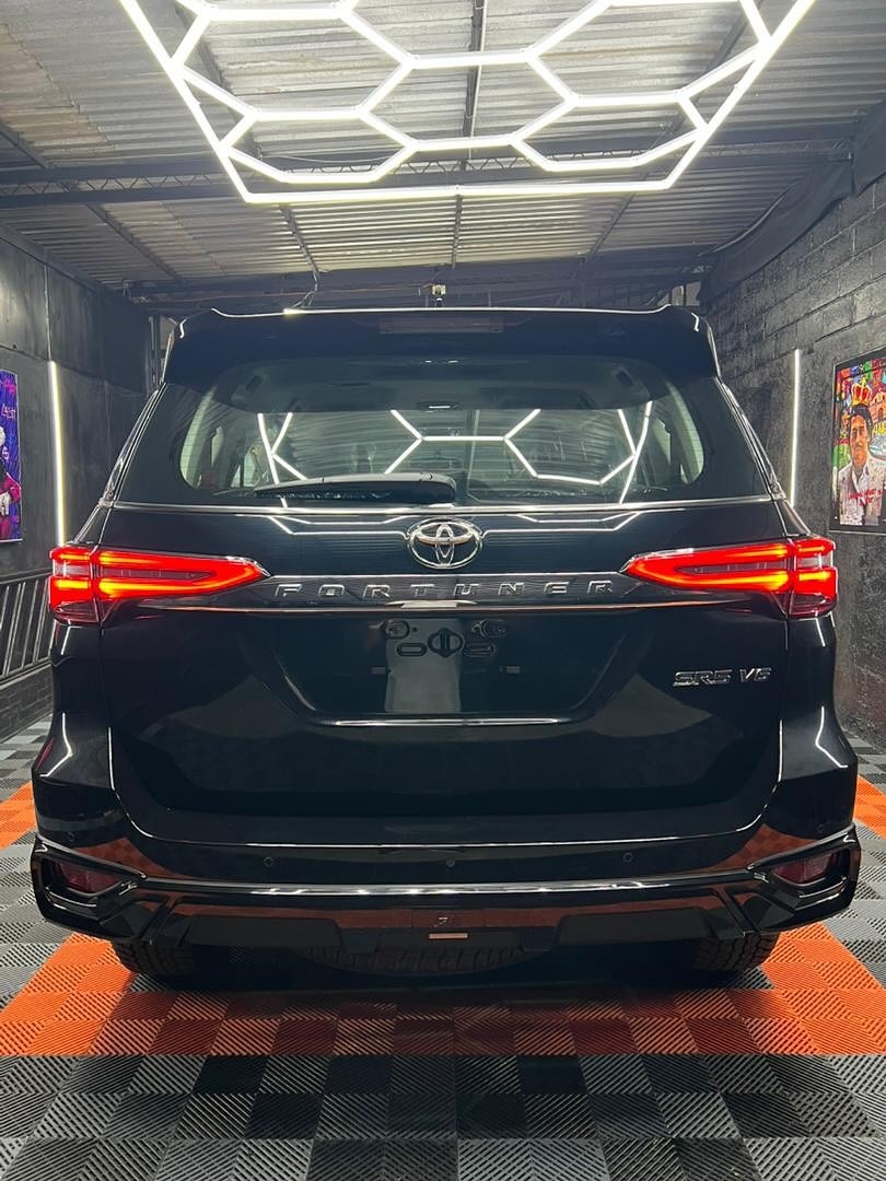 Toyota Fortuner VX.R SR5 2025 negro2