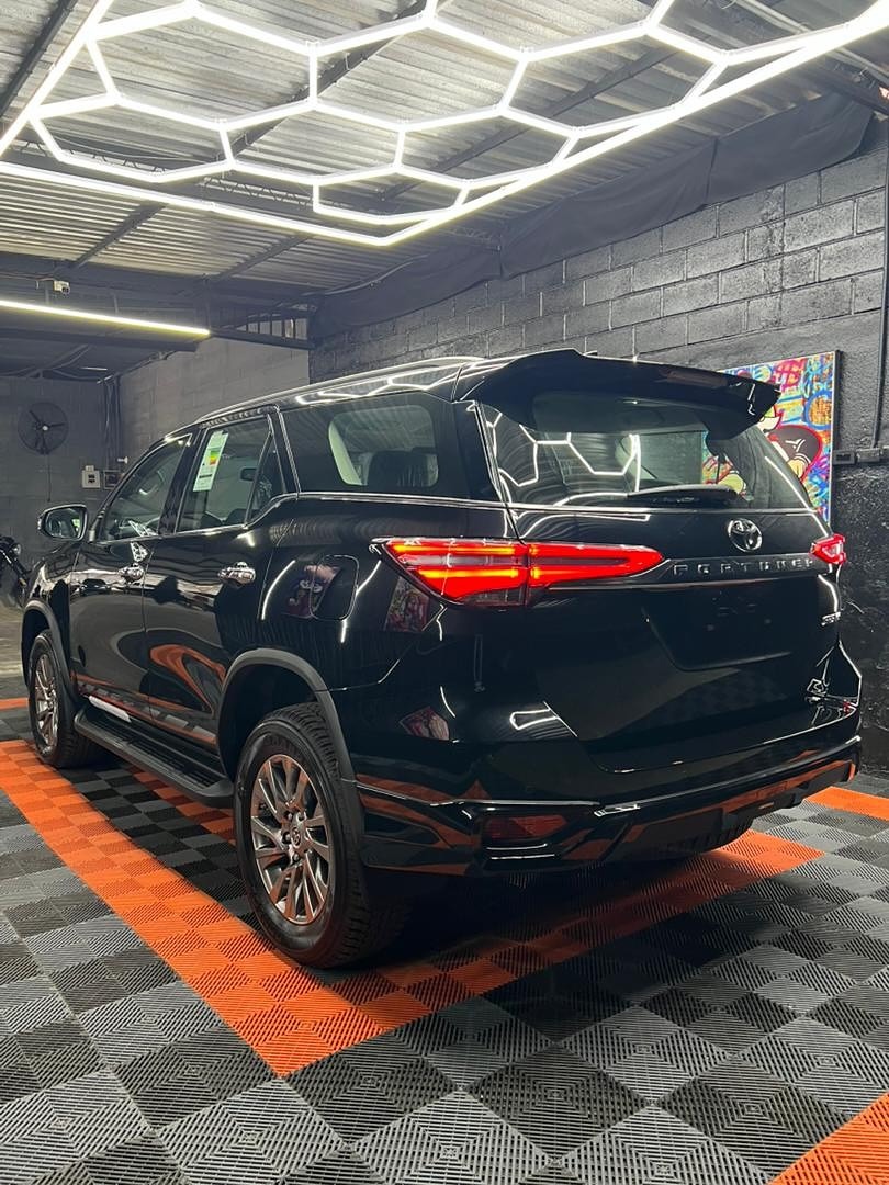 Toyota Fortuner VX.R SR5 2025 negro6