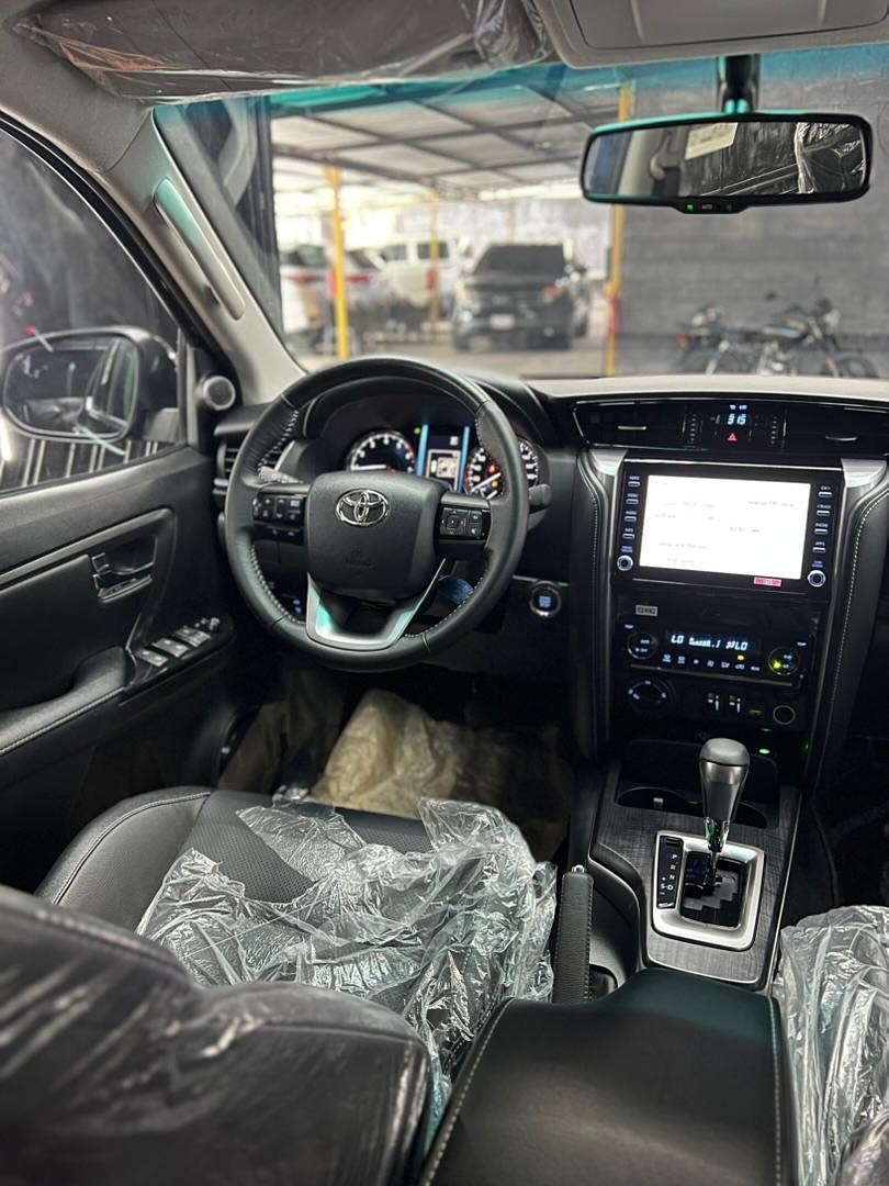Toyota Fortuner VX.R SR5 2025 negro7
