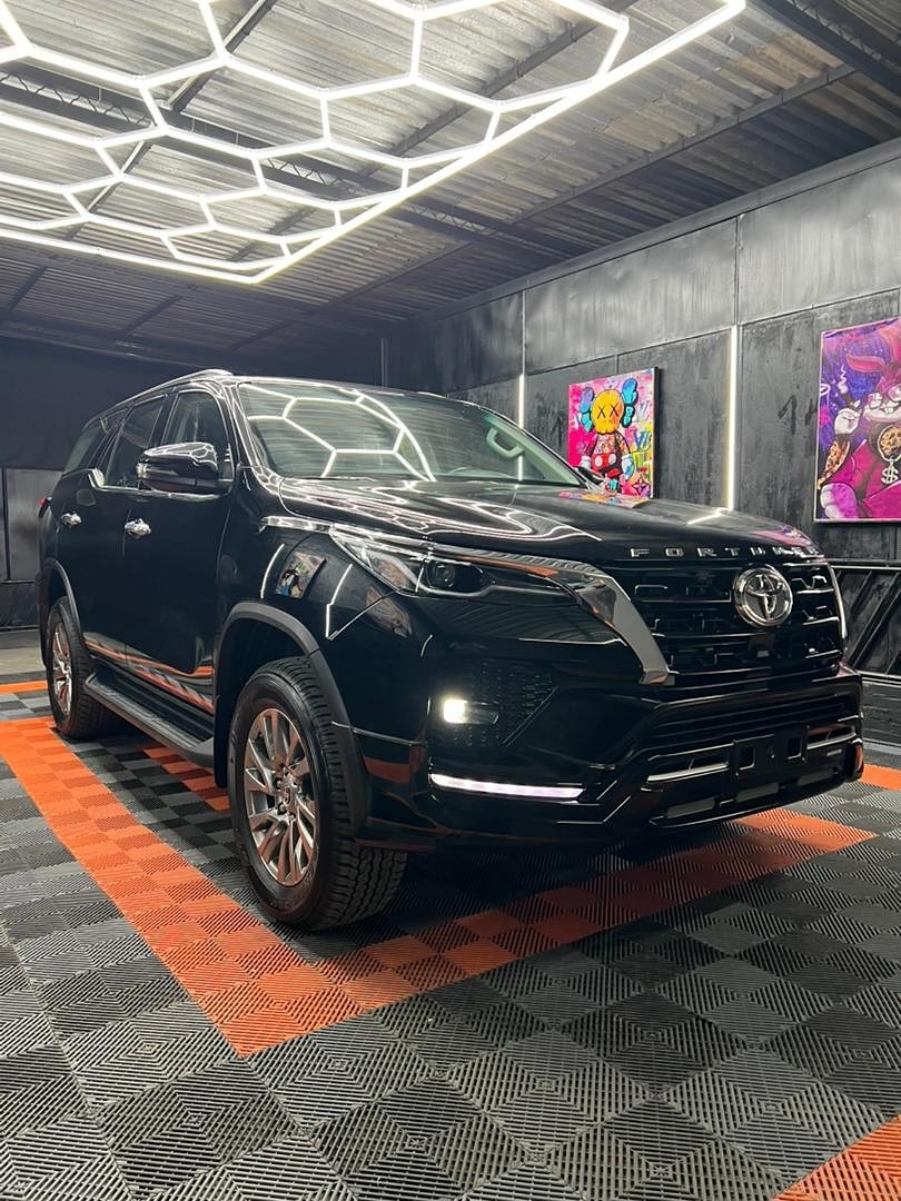 Toyota Fortuner VX.R SR5 2025 negro8