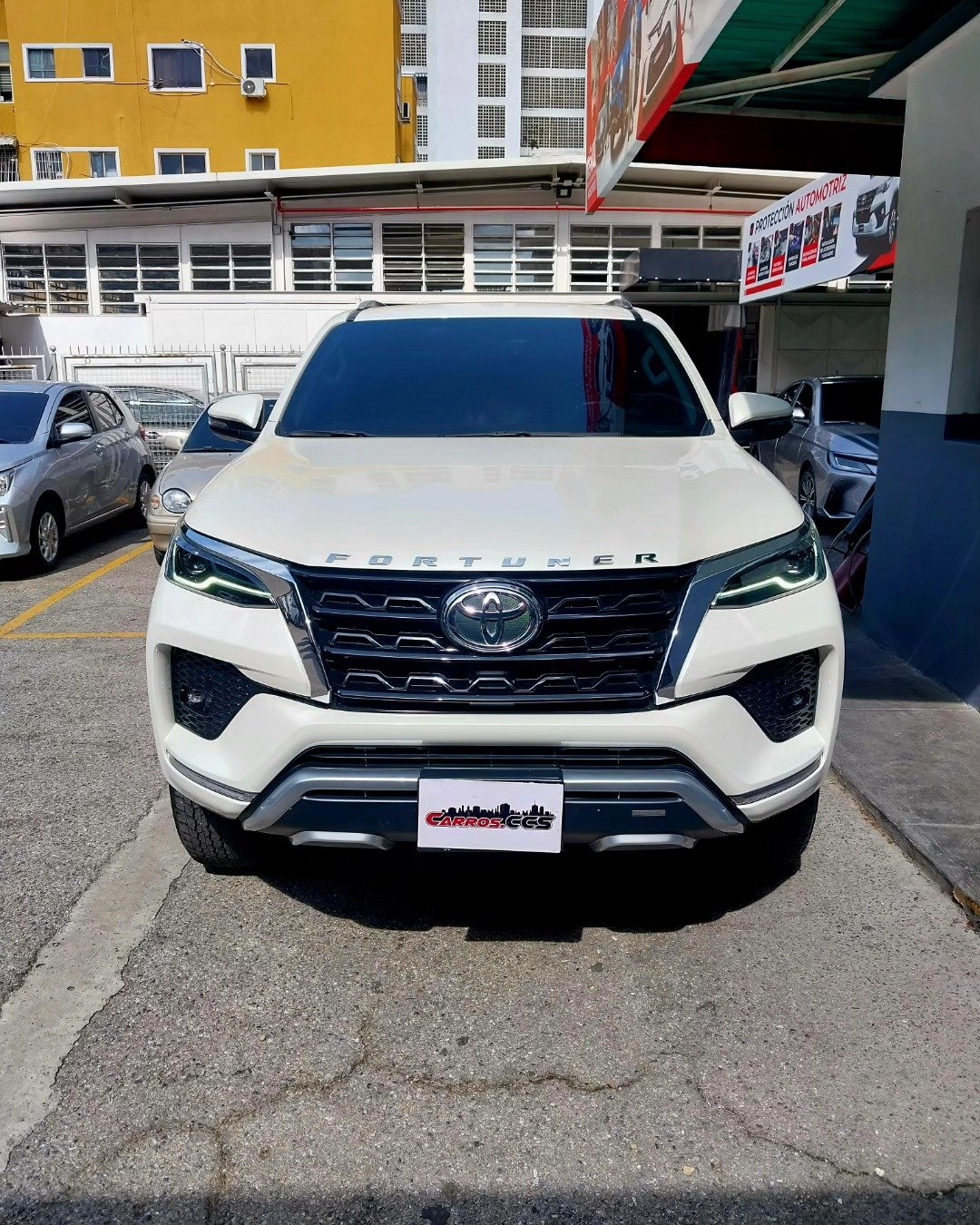 Toyota Fortuner VXR SR5 2022 Blanco