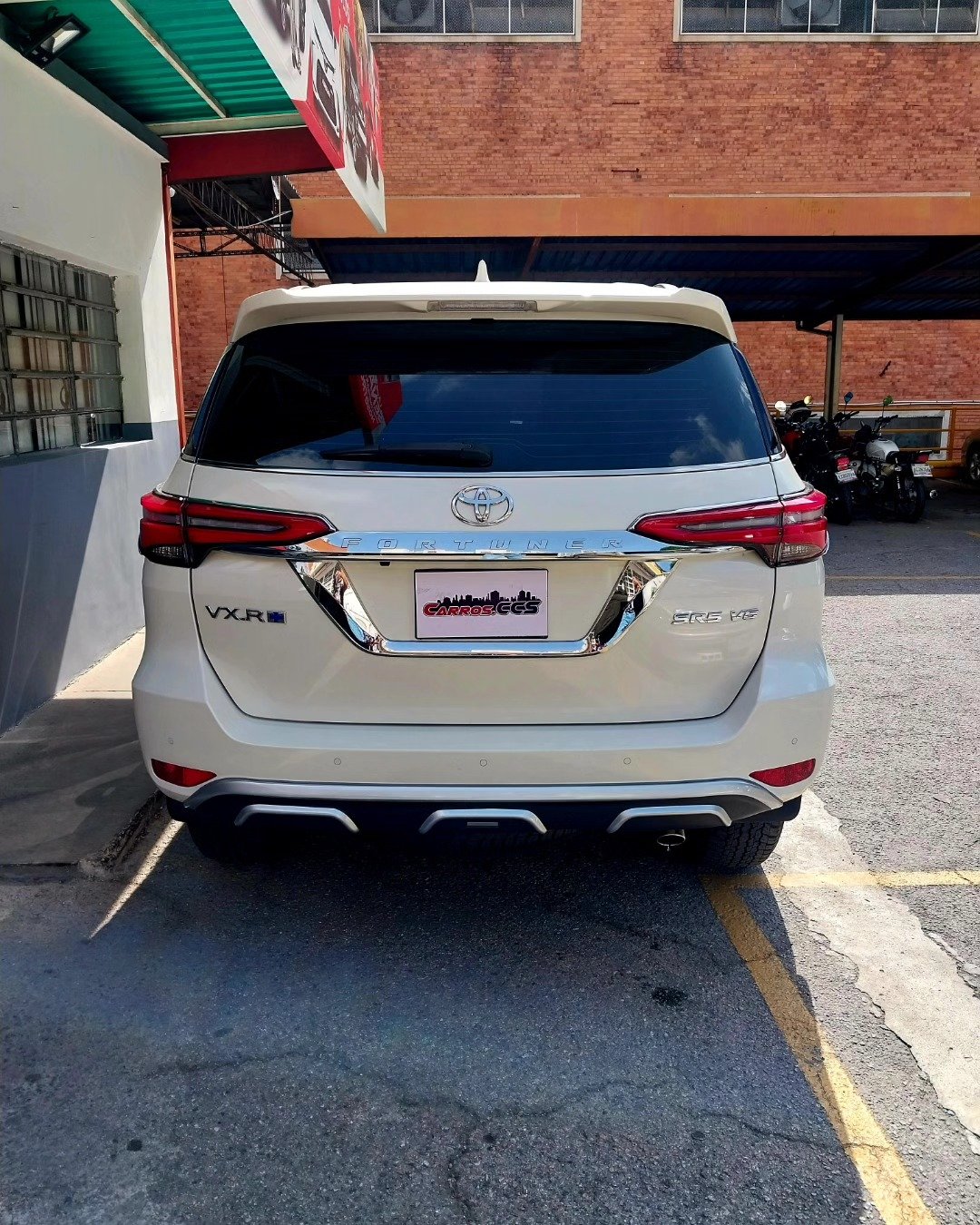 Toyota Fortuner VXR SR5 2022 Blanco