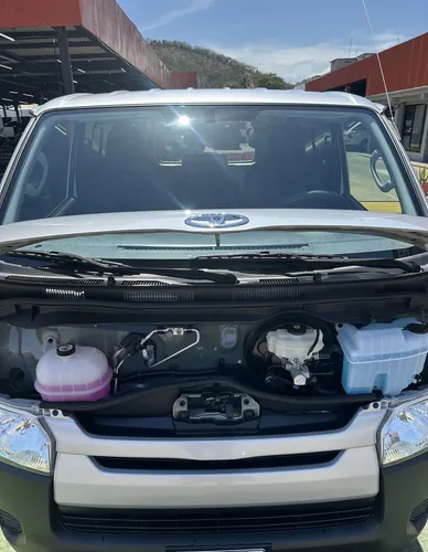 Toyota Hiace 2025 Gris Lechería