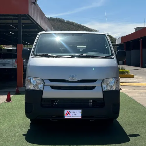 Toyota Hiace 2025 Gris Lechería