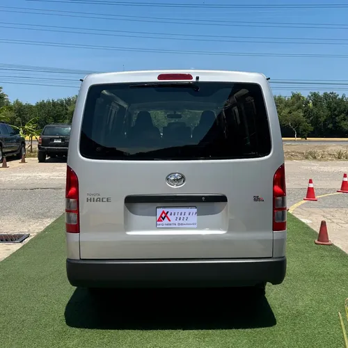 Toyota Hiace 2025 Gris Lechería