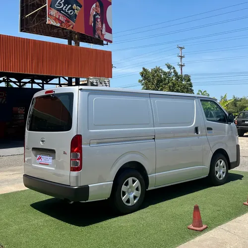 Toyota Hiace 2025 Gris Lechería
